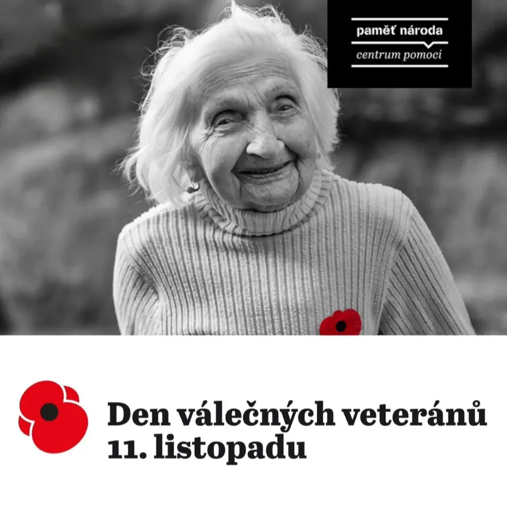 Černobílá fotografie usmívající se starší ženy s červeným vlčím makem pod nápisem Den válečných veteránů 11. listopadu.