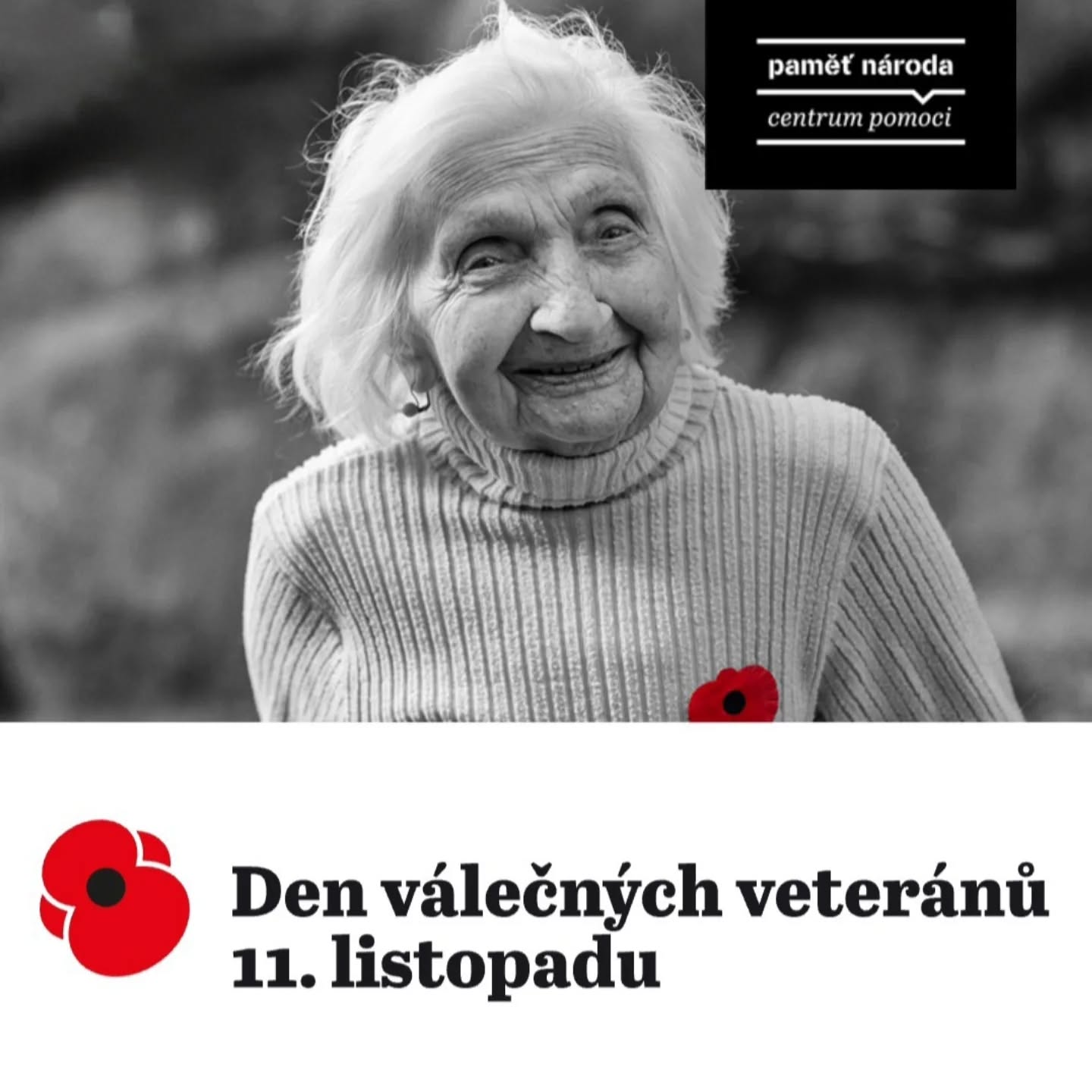 Černobílá fotografie usmívající se starší ženy s červeným vlčím makem pod nápisem Den válečných veteránů 11. listopadu.
